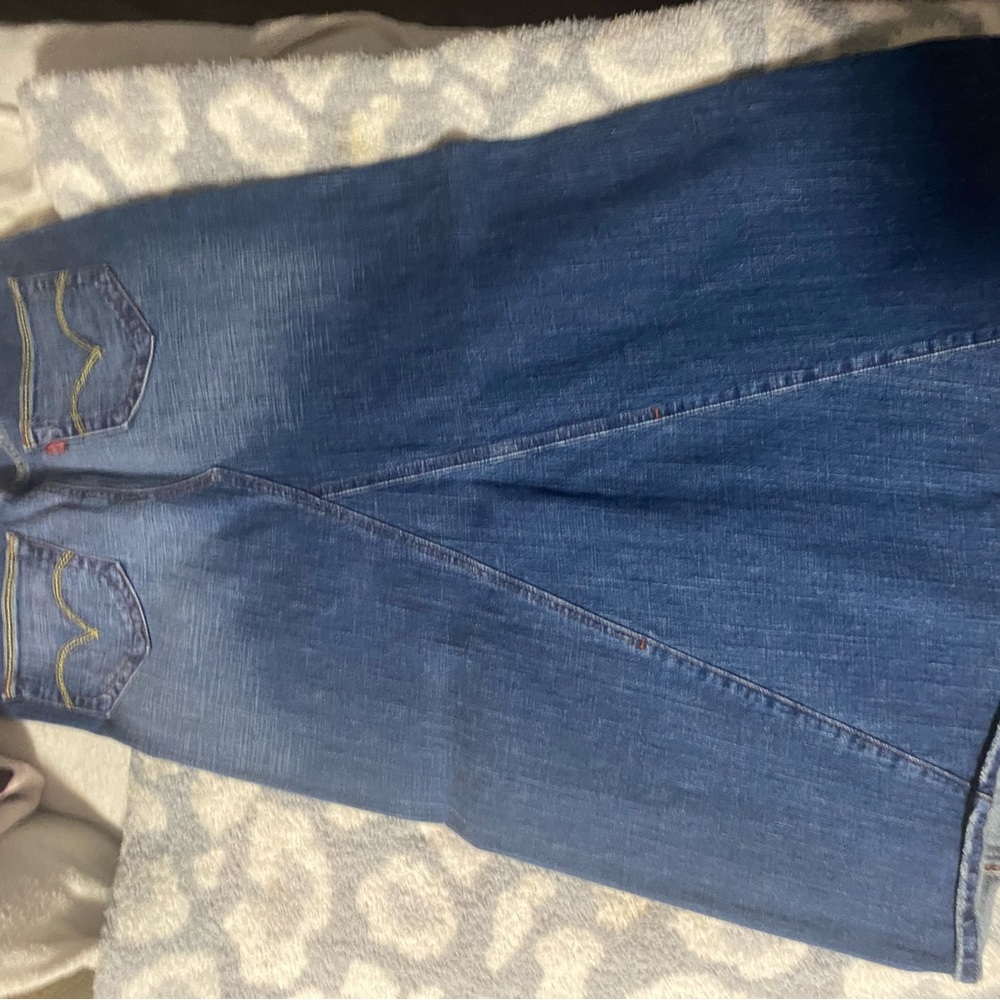 Levi’s skirt a size 7 it’s a gorgeous skirt